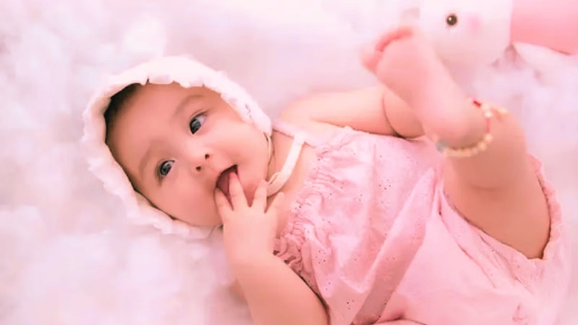Con yêu 13 tháng tuổi: Giai đoạn khám phá và phát triển mới