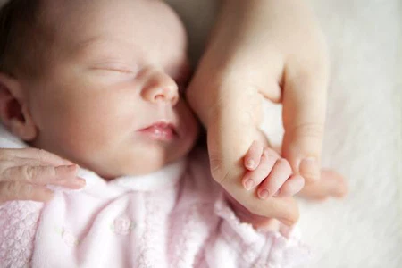 Hành Trình Khôn Lớn Của Bé Yêu 2 Tuần Tuổi: Cẩm Nang Chăm Sóc Chuẩn Y Khoa